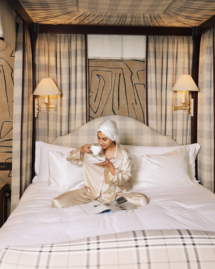 Pearl white silk bonnet tea four-poster wide