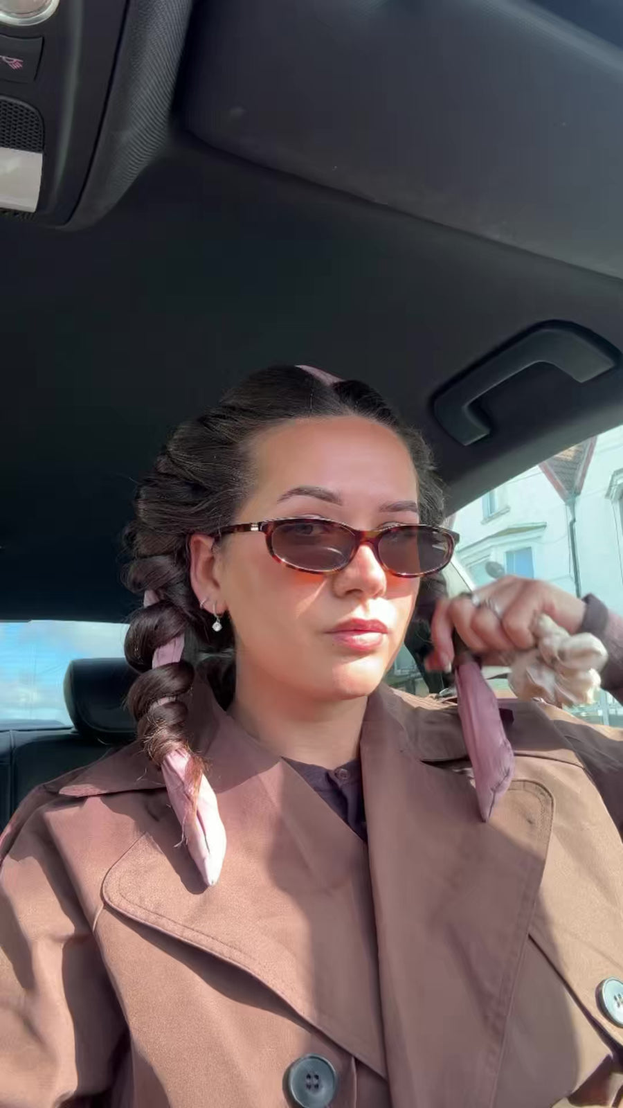 Sabi reveals her heatless curls in the car, made overnight with the silk heatless curler