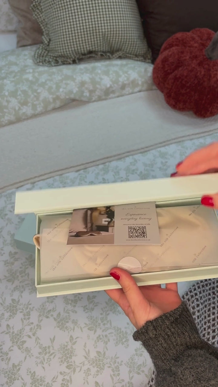 Silk bonnet unboxing gift box